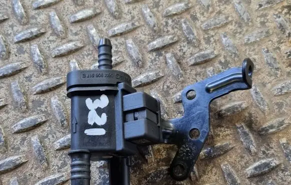 Volkswagen Tiguan Allspace Vacuum valve 06M906517E