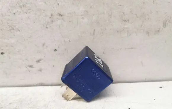 Audi A4 S4 B5 8D Glow plug pre-heat relay 8A0951253