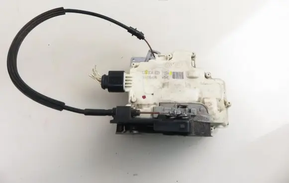 Volkswagen PASSAT B6 Rear door lock 3C4839015A