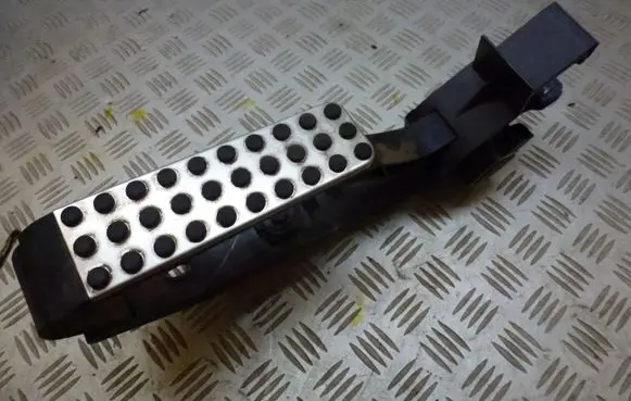 Accelerator throttle pedal