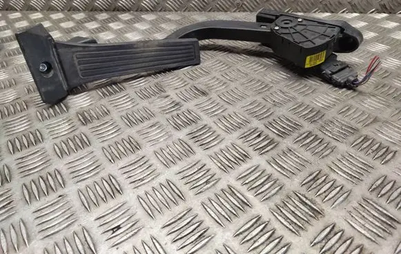Hyundai Santa Fe Accelerator throttle pedal 327002W110
