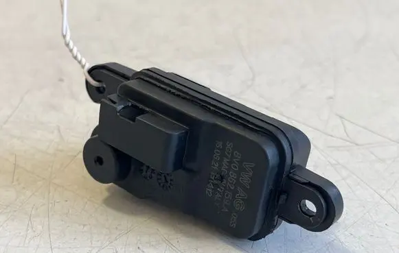 Audi Q2 - Fuel tank cap lock motor 8V0862159A