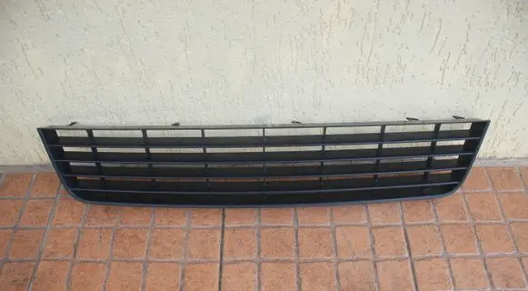 Volkswagen Golf V Front bumper lower grill