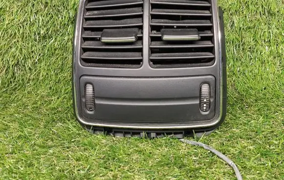 Rear air vent grill
