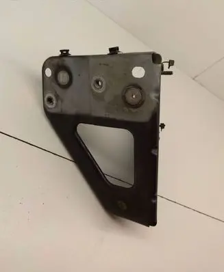Audi A6 S6 C6 4F Fender mounting bracket 4F0821135