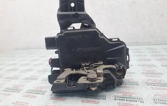 Volkswagen PASSAT B5 Front door lock 3B1837015A