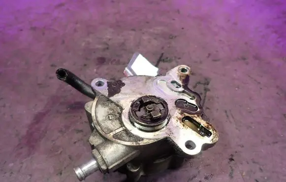 Volkswagen Touran I Vacuum pump 