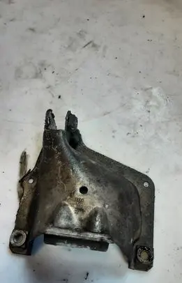 Engine mounting bracket