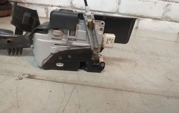 Audi A4 S4 B7 8E 8H Front door lock 8E1837015AA
