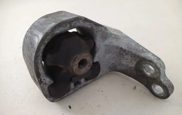 Subaru Outback (BS) Engine mount bracket