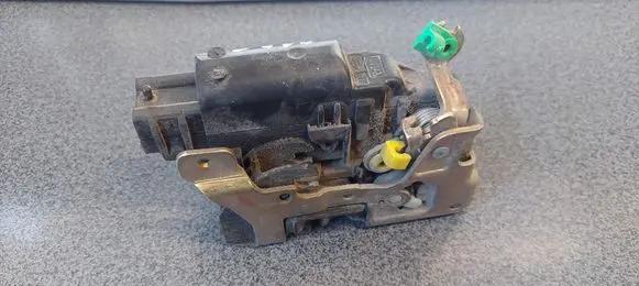 Renault Master II Front door lock 770104146