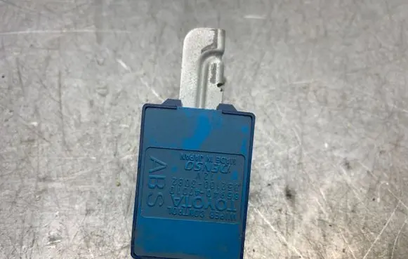 Toyota Prius (NHW20) ABS relay 8594047010 0521003082