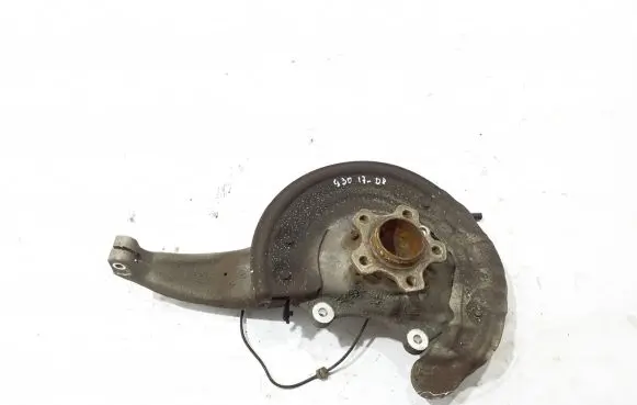 BMW 5 G30 G31 Front wheel hub 6884382