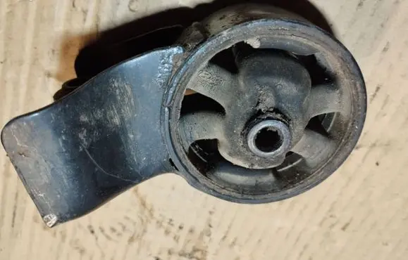 Engine mount bracket