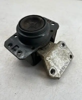 Peugeot 307 Engine mount bracket
