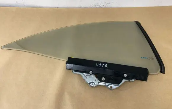 Mercedes-Benz CL C216 Rear side window E000231