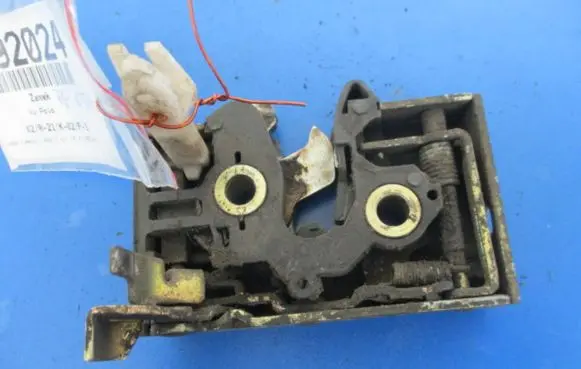 Volkswagen Polo II 86C 2F Front door lock