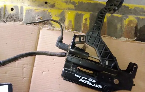 Volkswagen Golf IV Clutch pedal 1J1721321C