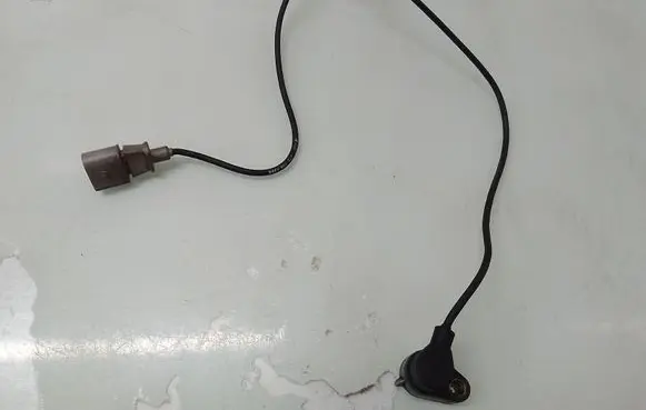 Audi A4 S4 B5 8D Crankshaft position sensor 0281002223