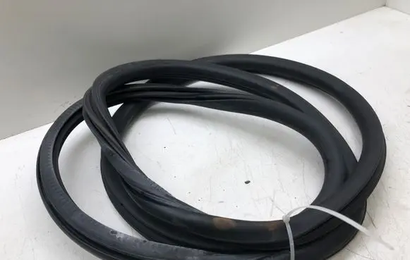 Peugeot 308 Rear door rubber seal (on body) 