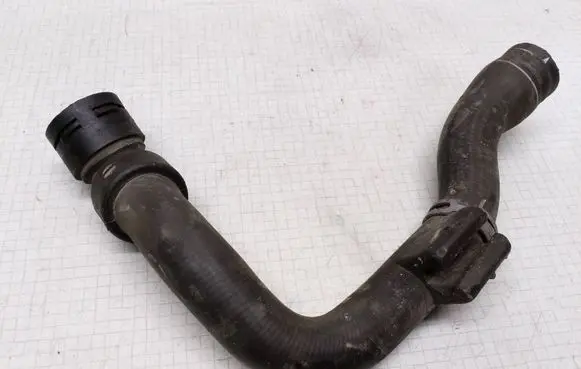 Volkswagen PASSAT B5.5 Engine coolant pipe/hose 8D0121101AD