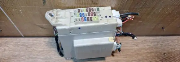 Lexus IS 200-300 Fuse module 8273030a62