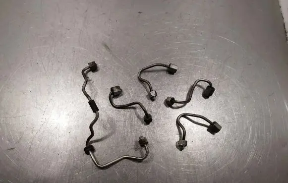 Fuel injector supply line/pipe