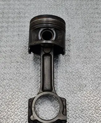 Nissan Qashqai Piston with connecting rod