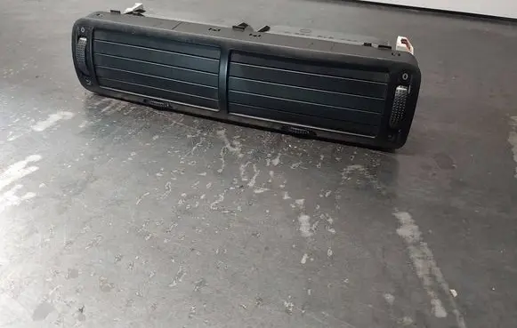 Volkswagen PASSAT B5 Dash center air vent grill 3B0819728D