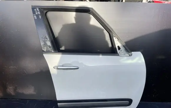 Fiat 500L Front door
