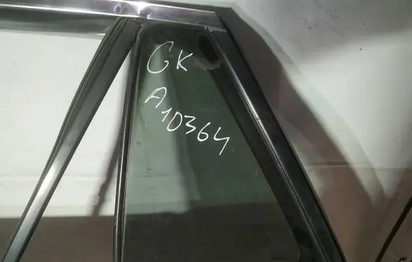 Rear vent window glass
