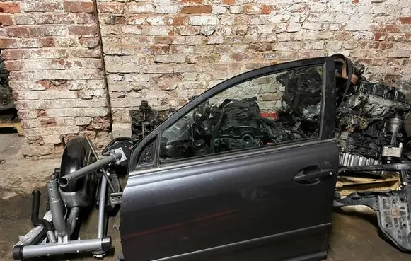 Toyota Avensis T250 Front door