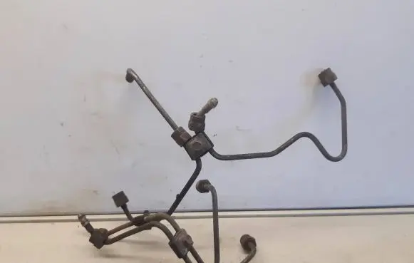 Mitsubishi Galant Fuel injector supply line/pipe 
