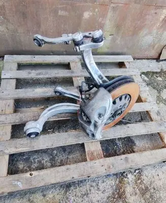 Audi Q7 4M Front wheel hub spindle knuckle 4M0407560