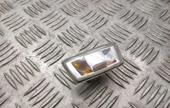 Opel Meriva B Front fender indicator light 13252455