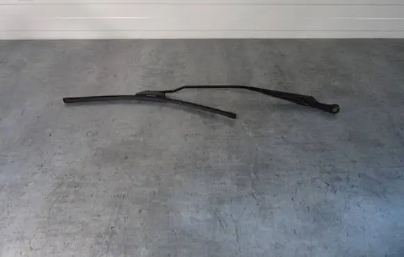 Volkswagen PASSAT B5 Front wiper blade arm 3B1955410
