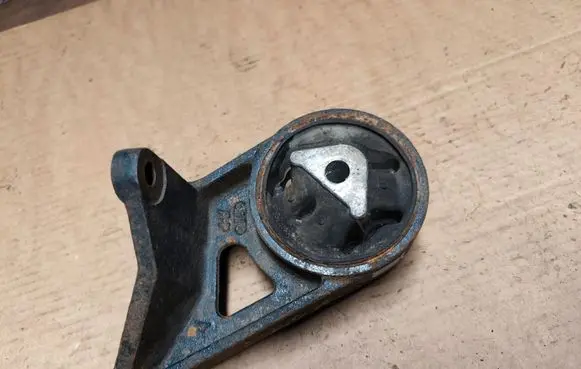 Jeep Grand Cherokee (WJ) Engine mount bracket