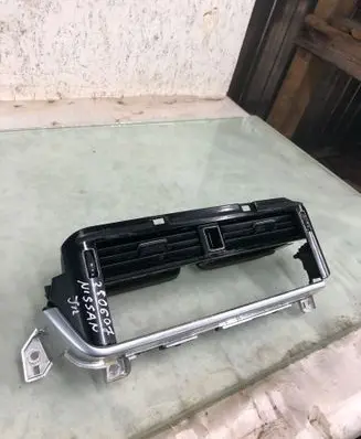 Nissan Qashqai J12 Dash center air vent grill 687516rr0a