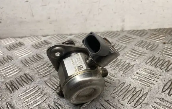 BMW 7 F01 F02 F03 F04 Fuel injection high pressure pump 0261520143 7015570936