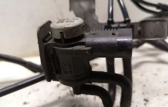 Volkswagen PASSAT B7 Vacuum valve 1K0906283A