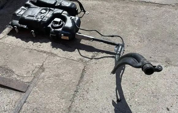 Opel Vivaro Fuel tank 9813707080