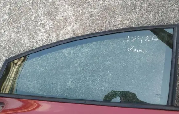 Seat Leon (1P) Front door window glass four-door