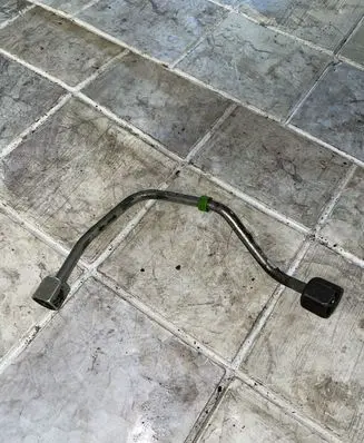 Fuel injector supply line/pipe
