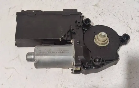 Volkswagen Touareg I Rear door window regulator motor 7L0959703