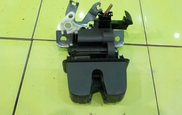Volkswagen PASSAT B8 Tailgate exterior lock 3G0827503C