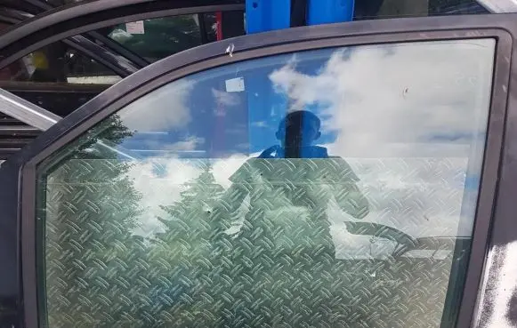 Peugeot 806 Front door window glass four-door
