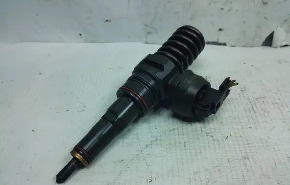 Skoda Fabia Mk1 (6Y) Fuel injector 038130073AJ