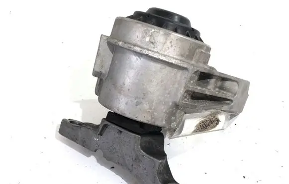 Engine mount vacuum valve
