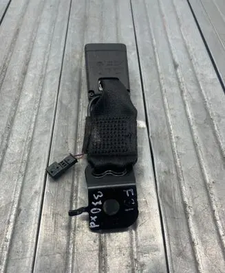 BMW 3 F30 F35 F31 Middle seatbelt buckle (rear) 62158920 J114