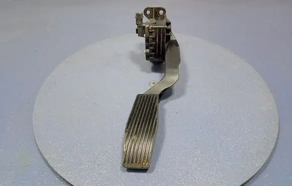 Accelerator throttle pedal